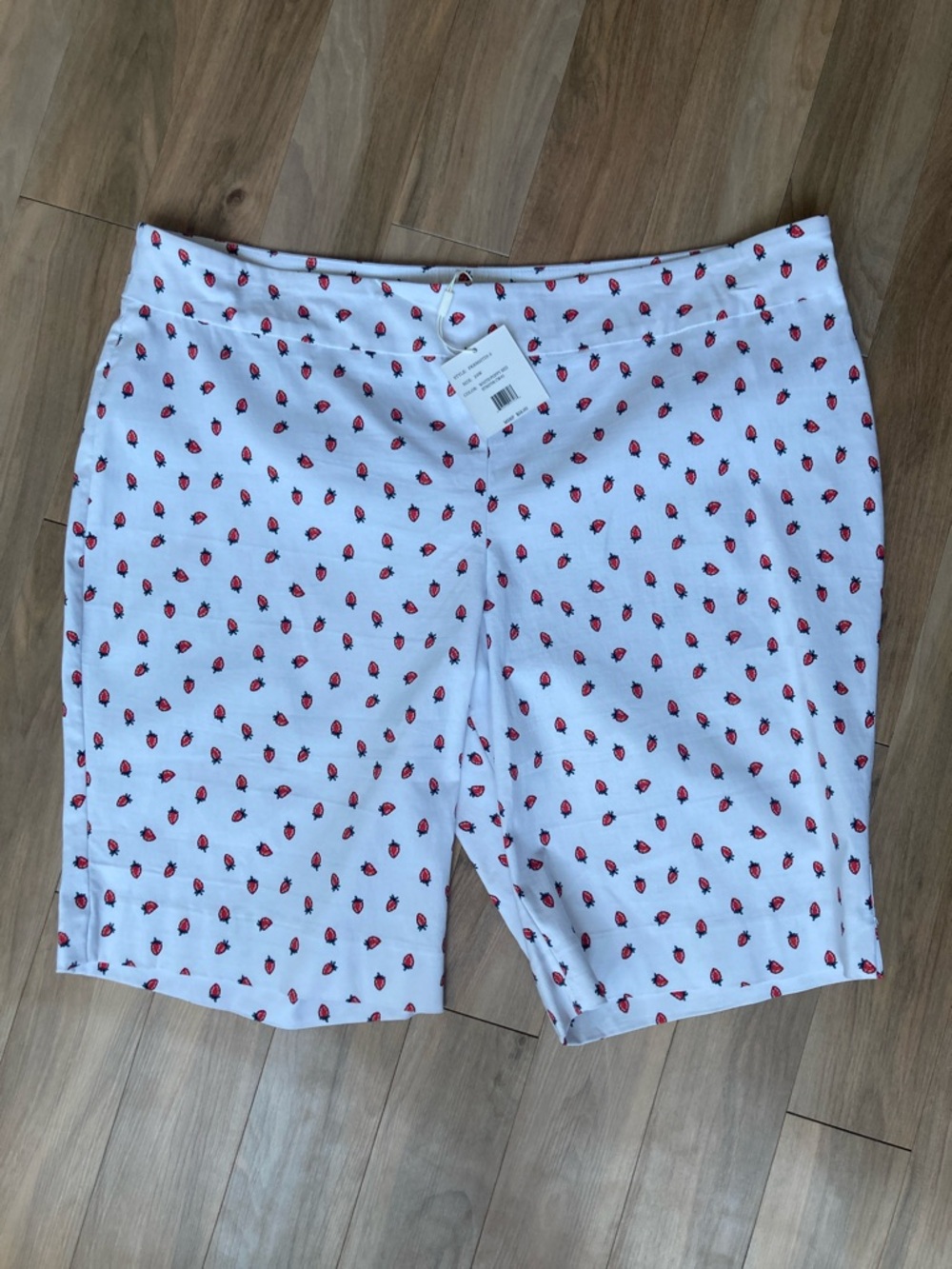 Zac & Rachel Pull on short White with strawberry print short casual summer 24W - Picture 12 of 17